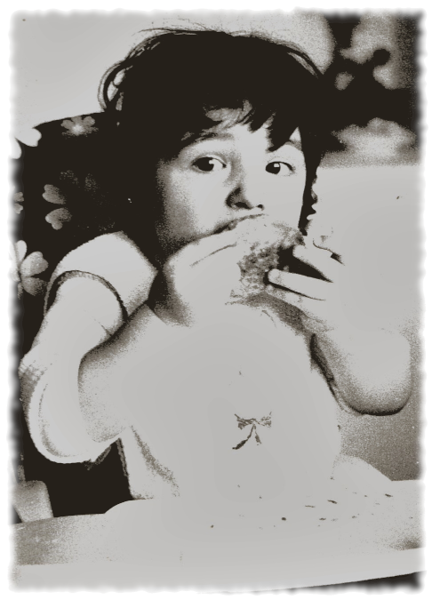 Vieille photo de moi, enfant de 1 an, mangeant une tarte avec appétit